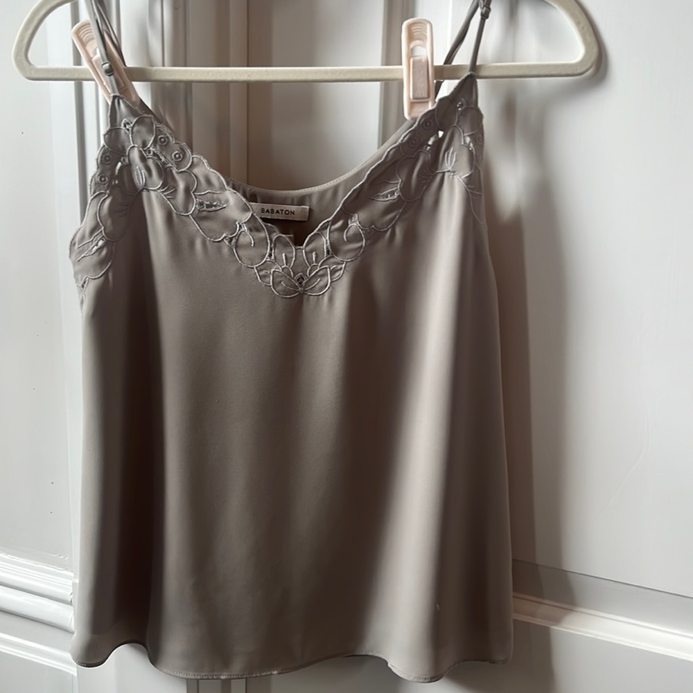 Aritzia (Babaton) gray sleeveless blouse with floral detail size xs